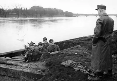 Volkssturm men on the Oder in 1945/Image: Bundesarchiv Bild 183-J28787