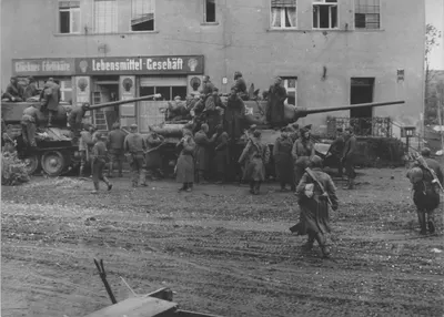 A T34/85 of the 12th Guards Tank Corps and German prisoners of war.