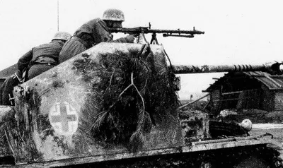 Paratroopers of the 9th Parachute Division prepare to counterattack on 18 April