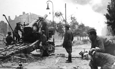 Soviet troops introduce artillery onto Wilhelmstraße