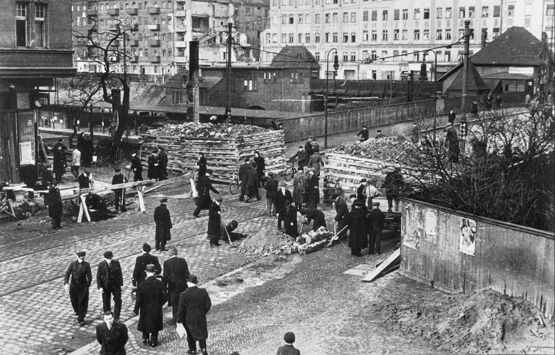 Construction of barricades on Hermannstrasse in Berlin/Image: Bundesarchiv, Bild 183-J31386