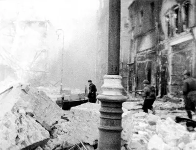 Men of Chuikov’s Eighth Guards Army move cautiously through the smoke towards the Tiergarten