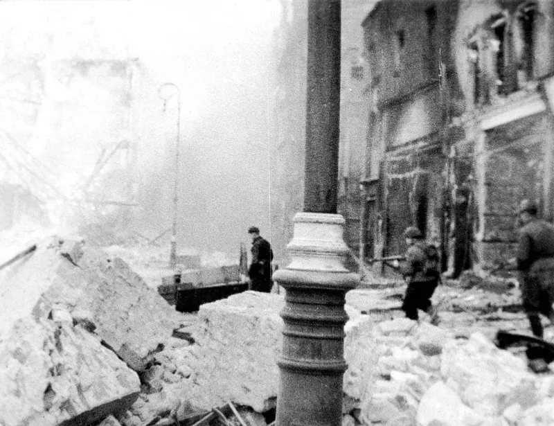 Men of Chuikov’s Eighth Guards Army move cautiously through the smoke towards the Tiergarten