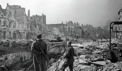Red Army troops survey the damage to Frankfurter Allee in Berlin