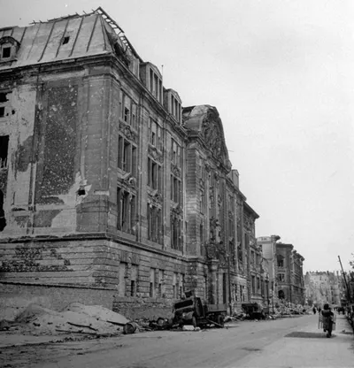 Destroyed vehicles in front of the Gestapo headquarters on Prince Albrecht Street in Berlin/Image: Bundesarchiv, Bild 183-R97512