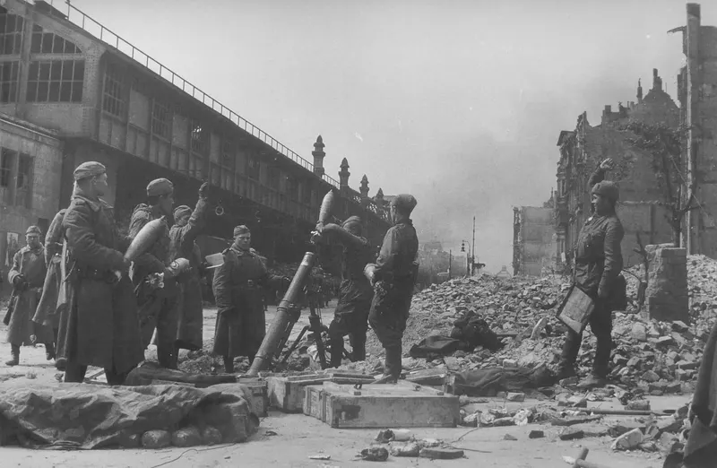 A Soviet mortar team with a PM-43 fires at the Bulowstrasse train station in Berlin