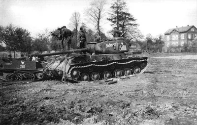 Soldiers of the 1st Parachute Division &apos;Hermann Göring&apos; inspecting a Polish IS-2 tank near Bautzen