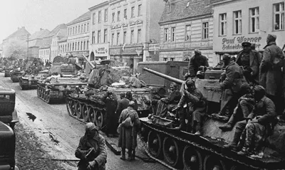 Soviet tankers move into Berlin's outskirts