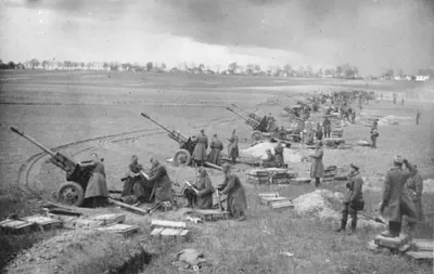 Soviet artillery carry out a bombardment of German positions on the Oder/Image: Bundesarchiv, Bild 183-E0406-0022-012