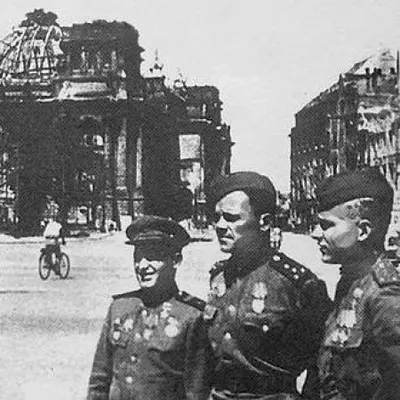 У Рейхстага с сослуживцами , май 1945 (Килин П.И. слева)