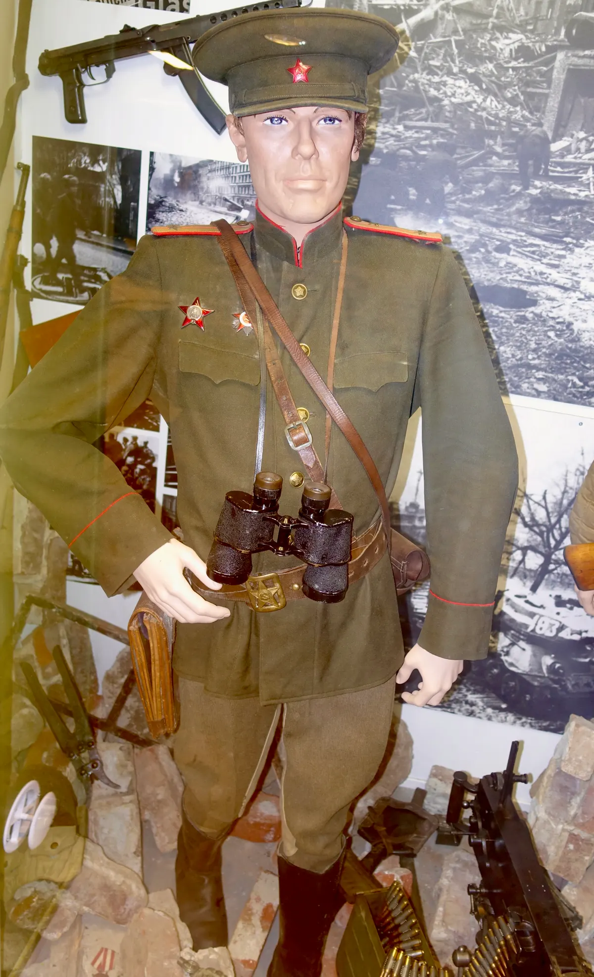Arquebus Krigshistorisk Museum Norway. WW2 Allied Victory in Europe display. USSR Red Army uniform parade Lieutenant-Colonel Infantry M1941 Officer field visor cap khaki Orders of Red Star and Great Patriotic War PPS 43 Submachine Gun (
