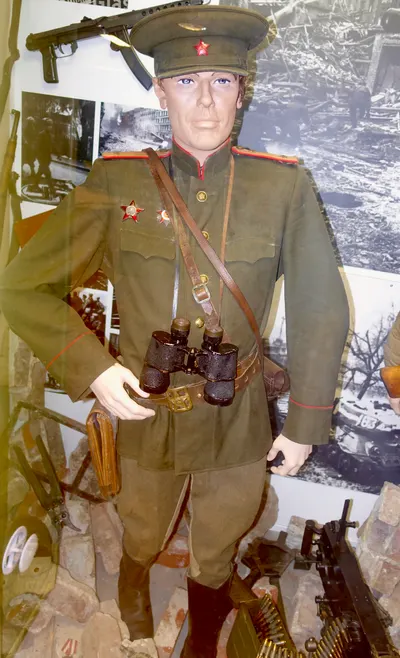 Arquebus Krigshistorisk Museum Norway. WW2 Allied Victory in Europe display. USSR Red Army uniform parade Lieutenant-Colonel Infantry M1941 Officer field visor cap khaki Orders of Red Star and Great Patriotic War PPS 43 Submachine Gun (