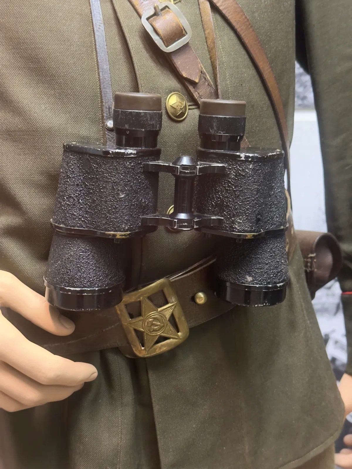 Arquebus Krigshistorisk Museum Norway. WW2 Allied Victory in Europe display. USSR Red Army infantry officer. Parade uniform Lieutenant-Colonel. Tunic Binoculars belt buckle Button Hammer and sickle Star (2023) IMG 5513