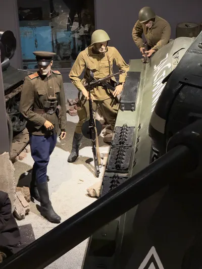 Arquebus Krigshistorisk Museum Norway. WW2 Battle of Berlin 1945 diorama. USSR Soviet Red Army RKKA soldiers officer privates Uniforms weapons T-34-85 tank mannequins ruins debris etc (2023) IMG 5522