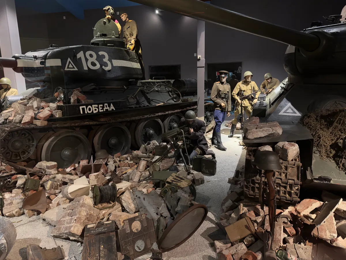 Arquebus Krigshistorisk Museum Norway. WW2 Battle of Berlin 1945 diorama exhibition. USSR Soviet Red Army Uniforms weapons equipment PM1910 Maxim machine gun T-34 tank mannequins ruins debris etc (2023) IMG 5504