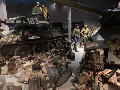 Arquebus Krigshistorisk Museum Norway. WW2 Battle of Berlin 1945 diorama exhibition. USSR Soviet Red Army Uniforms weapons equipment PM1910 Maxim machine gun T-34 tank mannequins ruins debris etc (2023) IMG 5504