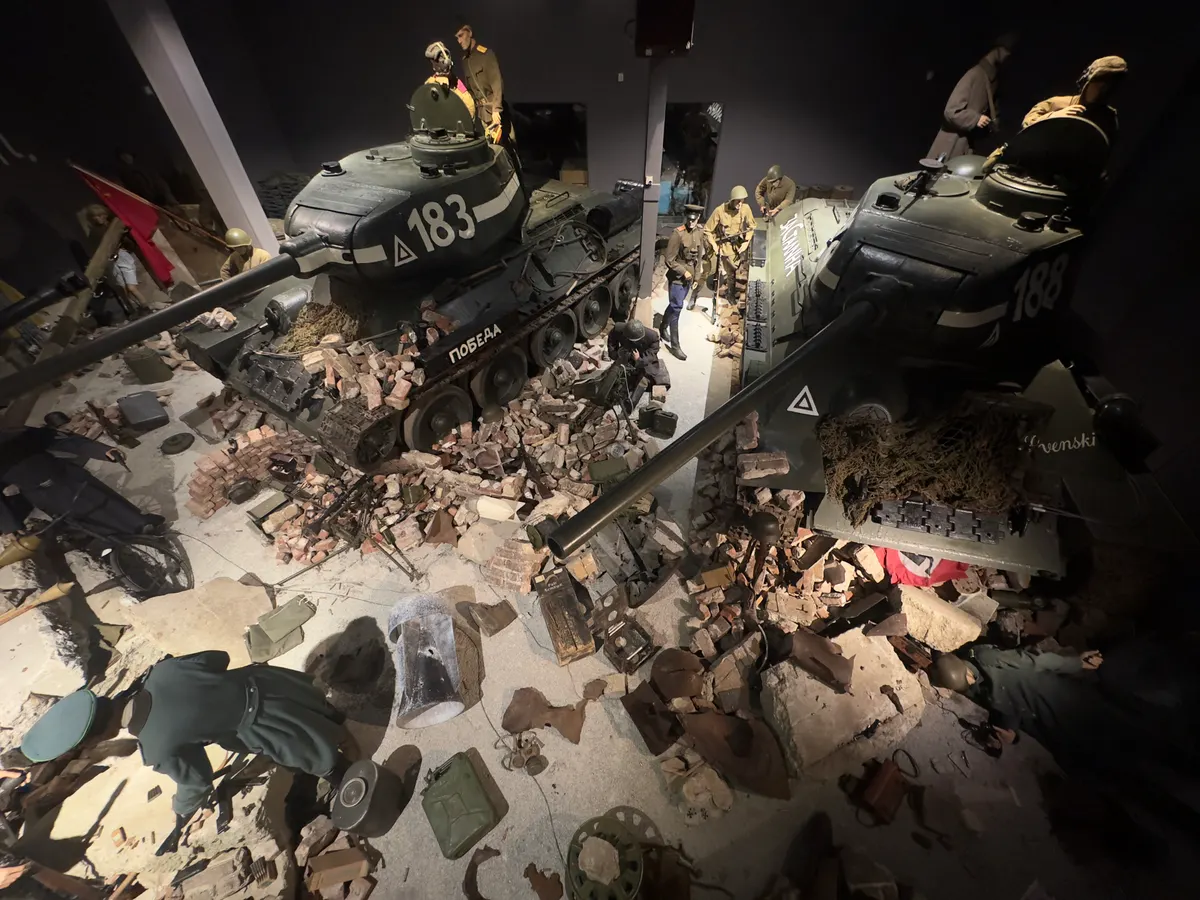 Arquebus Krigshistorisk Museum Norway. WW2 Battle of Berlin 1945 diorama. Nazi Germany Wehrmacht Soviet Red Army. Uniforms weapons equipment MG-34 PM1910 Maxim machine gun T-34 tanks mannequins ruins debris etc (2023) IMG 5520