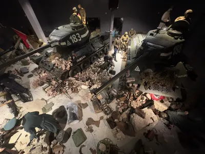 Arquebus Krigshistorisk Museum Norway. WW2 Battle of Berlin 1945 diorama. Nazi Germany Wehrmacht Soviet Red Army. Uniforms weapons equipment MG-34 PM1910 Maxim machine gun T-34 tanks mannequins ruins debris etc (2023) IMG 5520