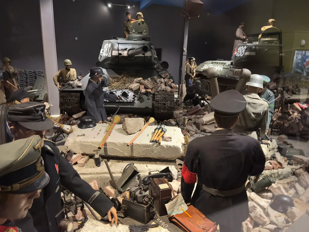 Arquebus Krigshistorisk Museum Norway. WW2 Battle of Berlin 1945 diorama. Nazi Germany Wehrmacht Waffen-SS military and Soviet Red Army. Uniforms weapons artillery equipment T-34-85 tank corps mannequins ruins debris etc (2023) IMG 554