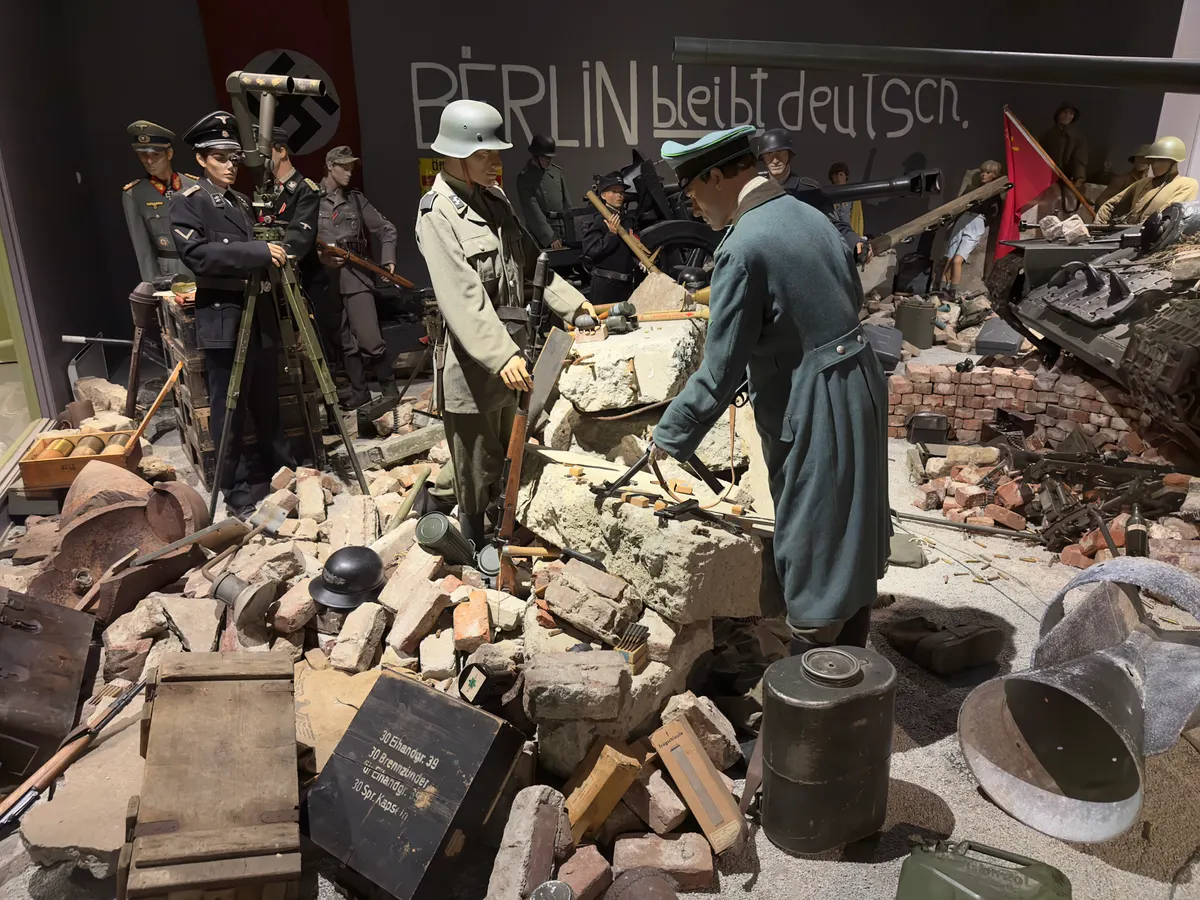 Arquebus Krigshistorisk Museum Norway. WW2 Battle of Berlin 1945 diorama. Nazi Germany Wehrmacht Waffen-SS Polizei. Uniforms weapons equipment artillery MG-34 Scherenfernrohr Luftschutz Soviet T-34 tank mannequins ruins debris etc (202