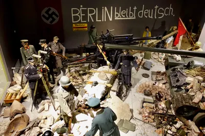 Arquebus Krigshistorisk Museum Norway. WW2 Battle of Berlin 1945 diorama. Nazi Germany Wehrmacht Waffen-SS Soviet Red Army. Uniforms weapons artillery anti-tank gun MG34 Bicycle T-34-85 tank mannequins ruins debris civilians etc (2020)