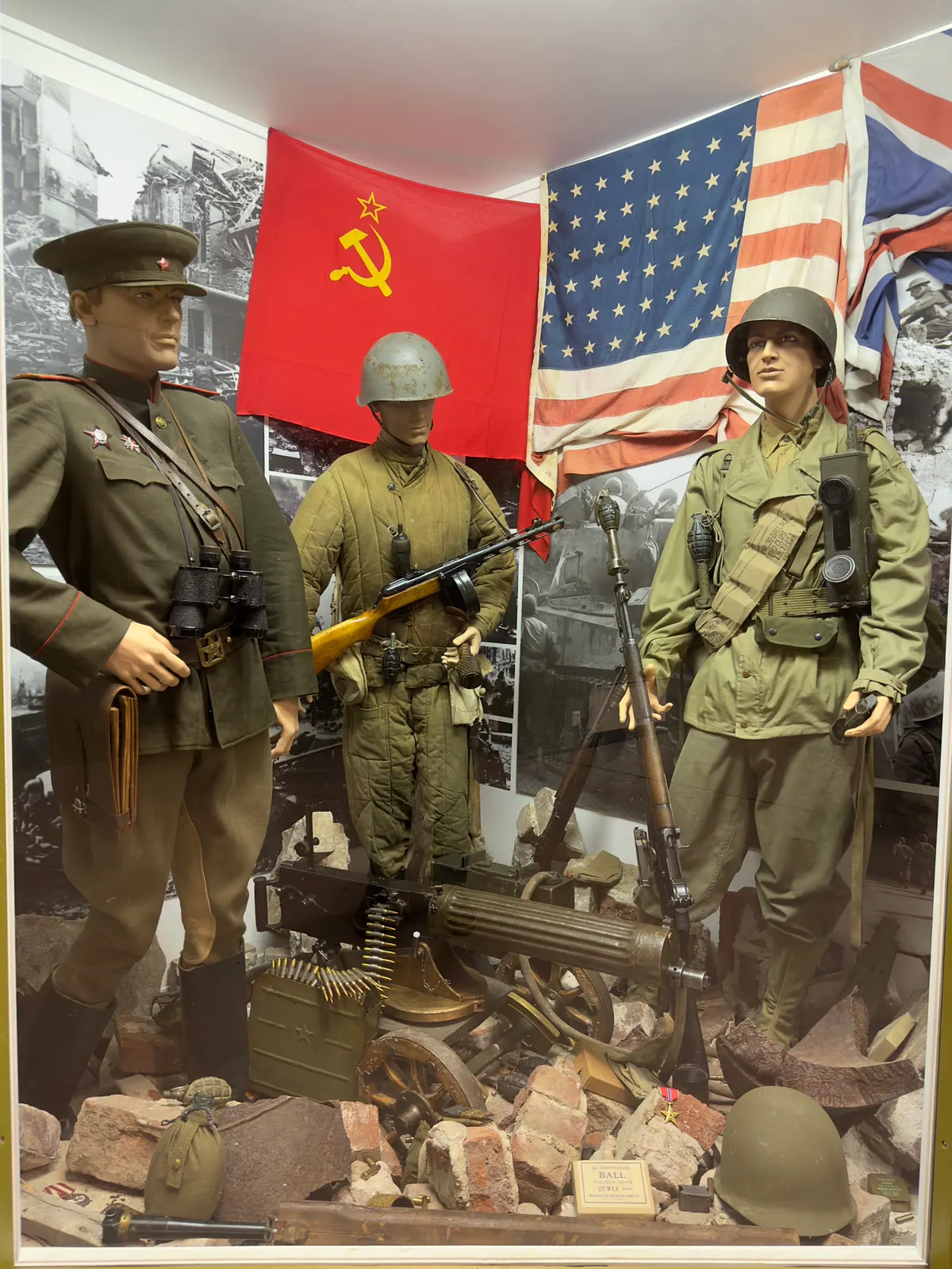 Arquebus Krigshistorisk Museum Norway. WW2 Victory in Europe display. USSR Red Army uniforms Officer Awards PM1910 Maxim Private SSh-40 Telogreika PPSh-41 Soviet flags US soldier M1 Phone M43 jacket gaiters MK2 Rifle grenades photos et