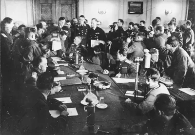 Bundesarchiv Bild 183-J0422-0600-002, Berlin-Karlshorst, Kapitulation, Shukow, Keitel