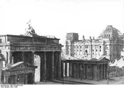 Bundesarchiv Bild 183-M1015-331, Berlin, zerstörtes Brandenburger Tor und Reichstagsgebäude