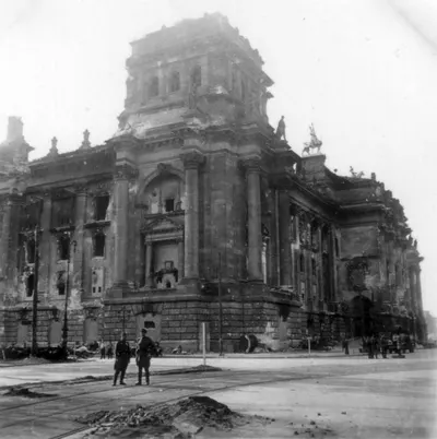 Bundesarchiv Bild 204-009, Berlin, Reichstag, sowjetische Soldaten