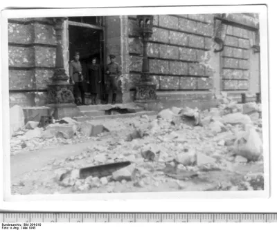 Bundesarchiv Bild 204-010, Berlin, Reichstag, sowjetische Soldaten