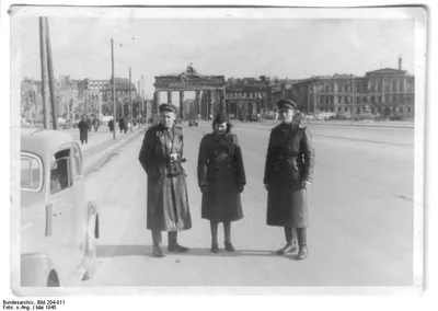 Bundesarchiv Bild 204-011, Berlin, Brandenburger Tor, sowjetische Soldaten