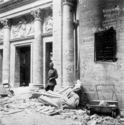 Bundesarchiv Bild 204-014, Berlin, sowjetischer Soldat vor Ruine