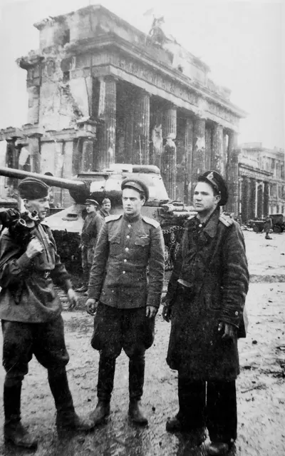 Кинооператор Р. Кармен и военные корреспонденты Е. Долматовский и Е. Халдей в Берлине