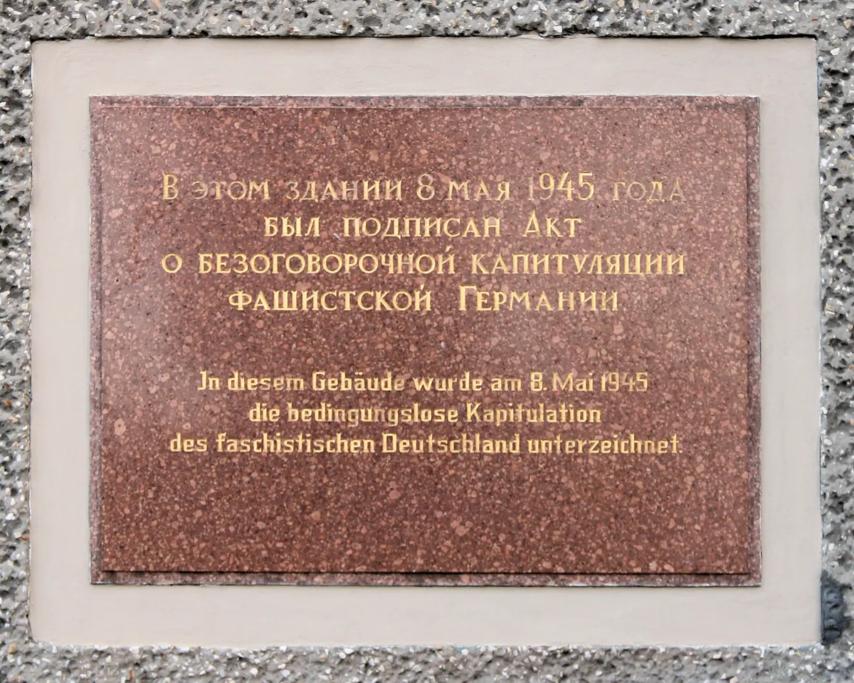 Gedenktafel Zwieseler Str 4 (Karl) bedingungslose Kapitulation