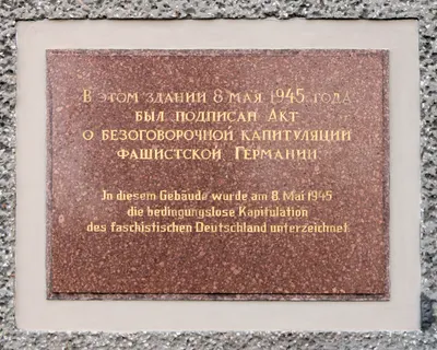 Gedenktafel Zwieseler Str 4 (Karl) bedingungslose Kapitulation