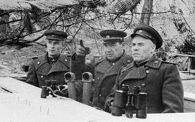 Vasili Chuikov en su puesto de observación durante la batalla de las cumbres del Seelow